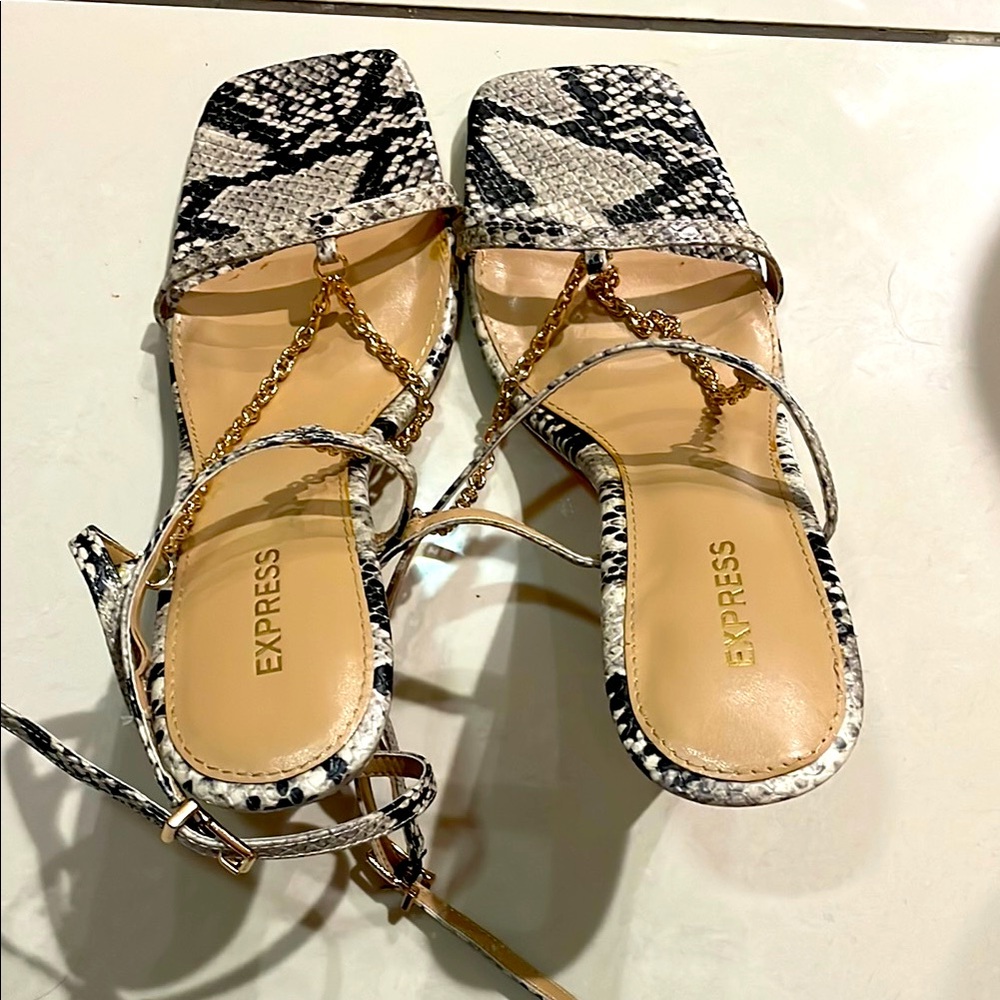 Express Women's Black and White Snakeskin heels